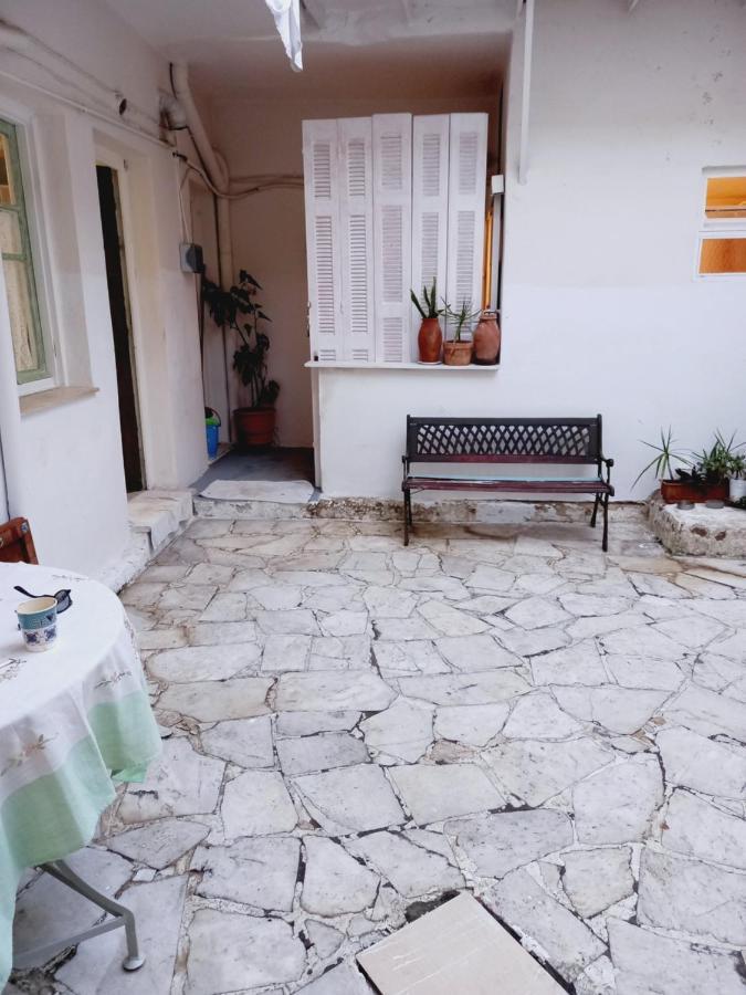 Апартаменты Στην Αυλή Της Ράχης Каламата Экстерьер фото