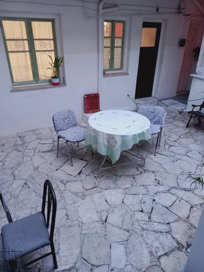 Апартаменты Στην Αυλή Της Ράχης Каламата Экстерьер фото