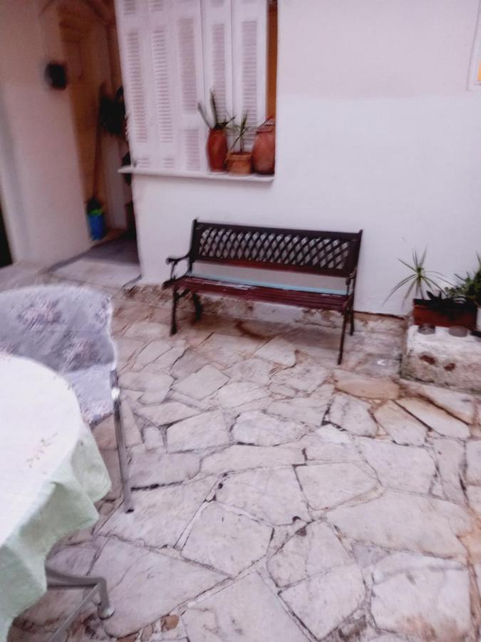 Апартаменты Στην Αυλή Της Ράχης Каламата Экстерьер фото